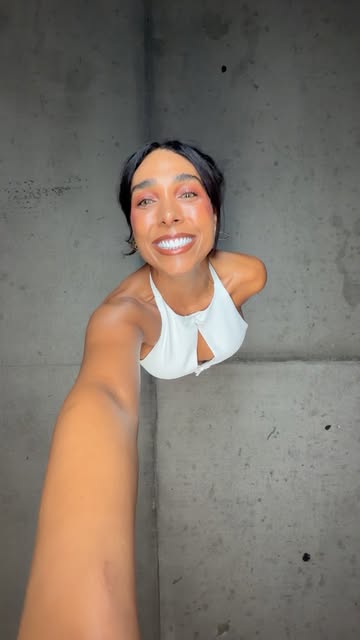 Patty Castillo creando un selfie de moda para sus redes